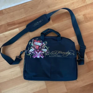 as fet Ed hardy laptop väska  - as hård ed hardy laptop väska  🔥👩‍🚒👩‍🚒👩‍🚒🔥🔥🔥🔥👩‍🚒👩‍🚒👩‍🚒👩‍🚒💵💵💵💵 höjd 35 å bred 30. Passar säkert typ alla datorer. Skriv om du har frågor 🦭