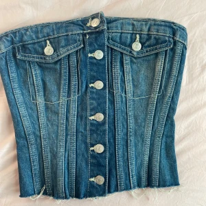 Jeans topp från Zara - Super fin och aldrif använd! Storlek s men skulle säga att den funkar både för xs och s. Skriv vid frågor eller om du hill ha fler bilder🩷