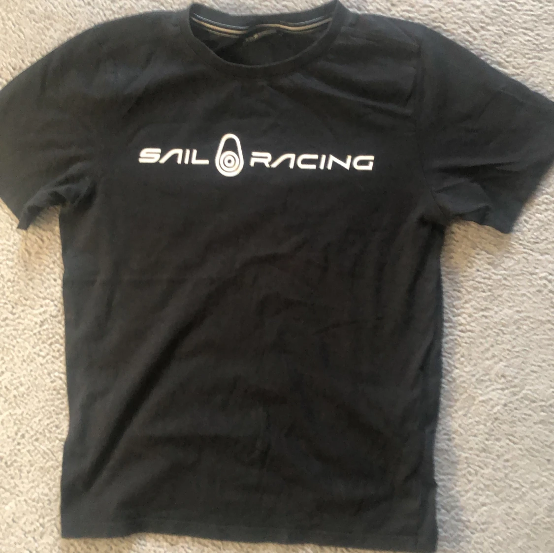 Svart t-shirt från Sail Racing