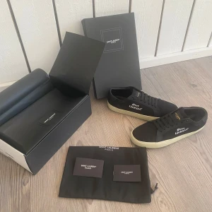 Saint Laurent skor  - Säljer ett par svarta Saint Laurent sneakers riktigt feta! Allt följer såklart🙌🏼✅kan inte garantera äkthet skriv vid minsta fundering!!! 