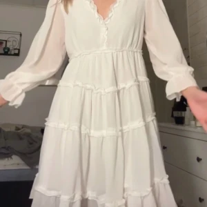 Vit klänning  - Säljer denna superfina klänning med öppen rygg då den är för stor för mig. Klänningen är perfekt för student eller skolavslutning🩷Skriv vid funderingar!🩷