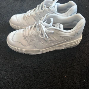 Vita New Balance 550 sneakers - Säljer nu mitt par New Balance 550 i vit. Har använts 2 gånger och är i 10/10 skick. Kartong ingår