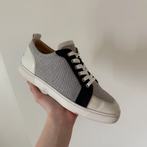 Christian Louboutin  - Säljer ny mina feta loubs i strl: 43. Skorna är i väldigt fint skick och självklart äkta! Perfekta nu i vår och inför sommar! Kontoutdrag och kvitto på Mail kan skickas vid intresse! Hör av er för fler bilder eller om ni har frågor! 