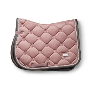 EQUESTRIAN STOCKHOLM schabrak - Superfint equestrian Stockholm schabrak i färgen pink pearl. Schabraket är i toppskick och har bara avvänts ett fåtal gånger vid tävling. Schabraket är i storlek full men jag har använt det på D ponny och bredare C ponnys. Tveka inte för att höra av dig för mer bilder eller mått. Nypris 900kr💗Ps. ”Rynkan” i mitten är efter att det varit vikt i mitt skåp men försvinner såklart vid tvätt. 