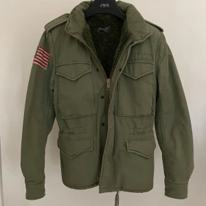 Pälsfodrad Ralph Lauren Field jacka - Riktigt skön Field jacka från Ralph lauren, smattrad i päls på insidan. Nypris runt 6-7000. Storlek S men passar även M. Riktigt bra skick, (ska se lite distressed ut). Perfekt nu till våren. Byten kan vara intressant och priset är såklart diskuterbart! 🫥🤯 
