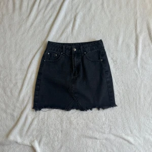 Lågmidjad jeanskjol - Säljer denna lågmidjad svarta jeanskjol då den tyvärr är för liten 💞 Köpt second hand! Skriv vid frågor