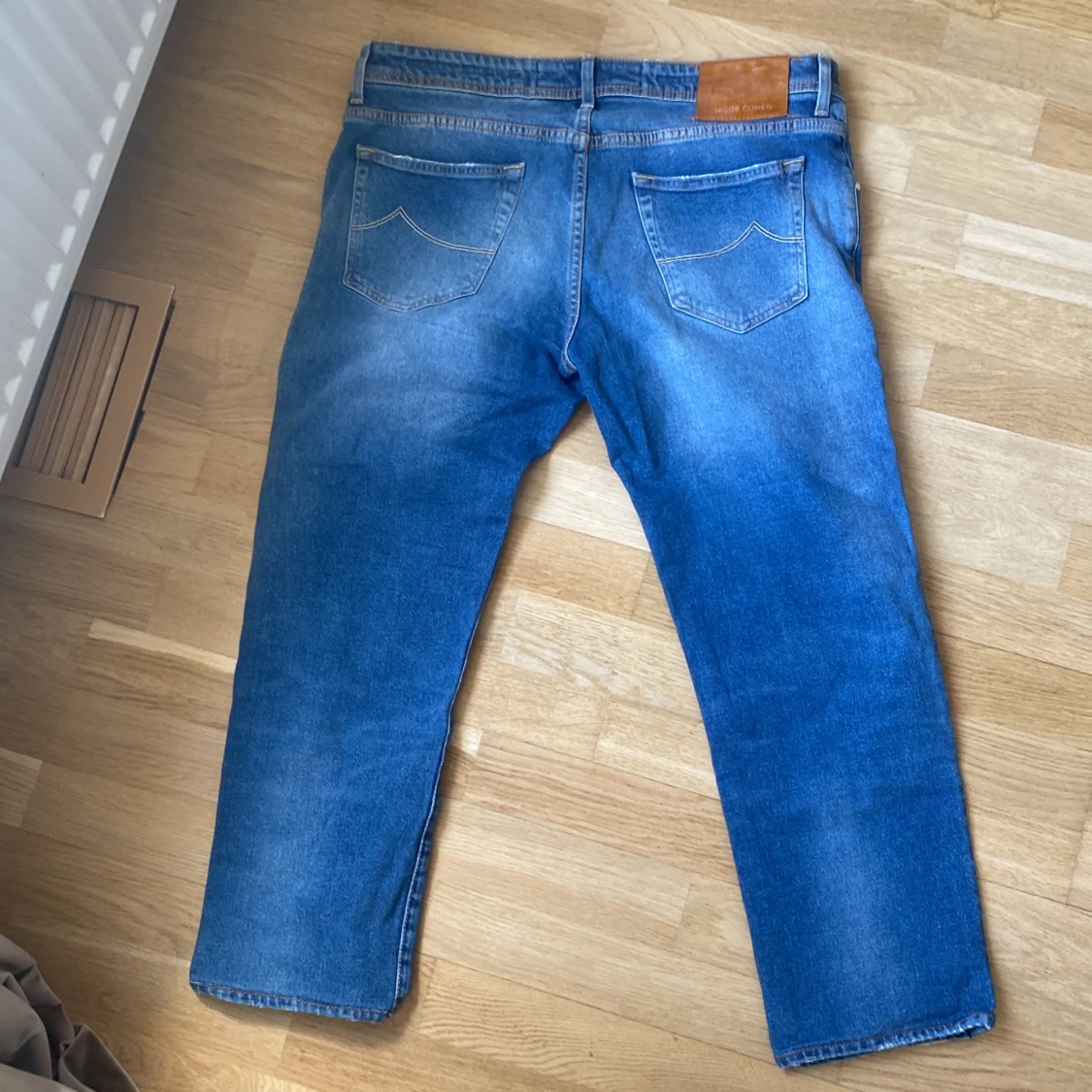 Blå slitna jeansbyxor från Jacob Cohen - 1