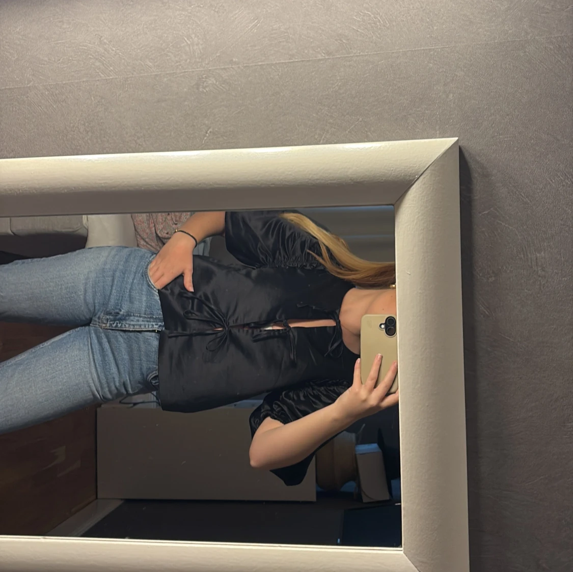 Svart satinblus med puffärmar och knytning - 1