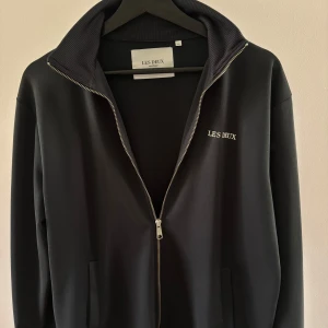 Marinblå overshirt från Les Deux - Säljer en marinblå track jacket från Les Deux med dragkedja. Mycket bra skick. Ställ frågor om ni undrar något. Priset kan diskuteras vid snabb affär