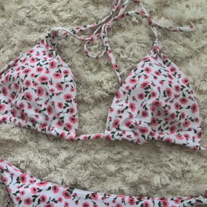 bikini med blommönster - en helt vanlig triangelbikini med blommor på, färgen rosa/vit