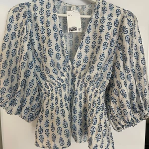 H&M blus - Jätte fin blus från H&M. Helt slutsåld och perfekt nu till sommaren. Prislappen kvar och aldrig använd! 🩷😙 storlek M men passar både mindre och större