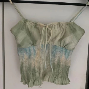 Grön och blå croppad linnetopp med volang - Söt topp från zara med olika färger, knappt använd❤️