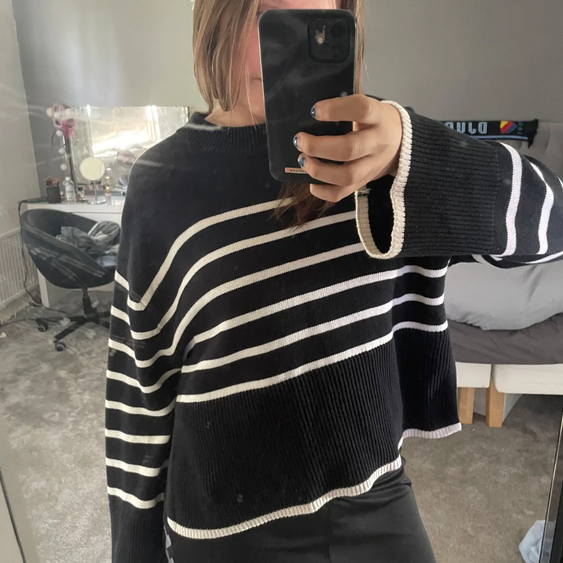 Svart och vit randig stickad tröja