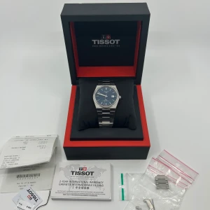 Tissot PRX Powermatic 80 40mm - Tissot PRX Powermatic 80 40mm  Skick : bra skick, fungerar utmärkt. (se bilder) garanti från Tissot i 2 månader till.  Automatisk klocka med gångreserv på 80 timmar.   Alla länkar är med + box / kvitto  Nypris 8799kr  Övrigt skick enligt bilder.  Tveka inte att fråga om du undrar något.  Kolla gärna in våra andra klockor i profilen :)  Villkor mm finns i profilen Mvh Refinedwatches