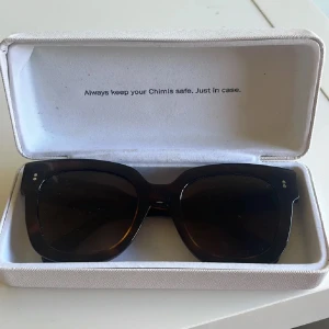 Chimi #008 Tortoise Solglasögon - Nypris 1350, dunderskick❣️Snygga solglasögon från Chimi i modellen #008 med klassisk fyrkantig form och brunmelerat (tortoise) mönster. Glasögonen har mörka linser och robust båge, perfekt för en trendig look.