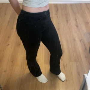 Svarta bootcut jeans från Lindex  - Svarta jeans från Lindex i bootcut-modell med låg midja/midwaist. Har inga defekter och säljer de endast för att de inte kommer till användning💕
