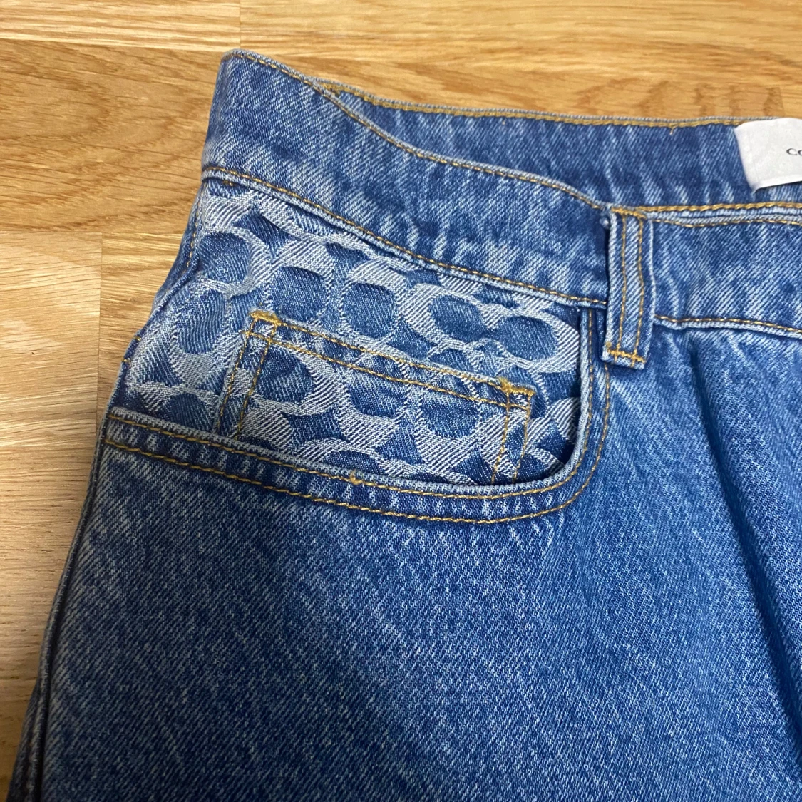 Blå jeansbyxor från Coach med mönstrade fickor - 1