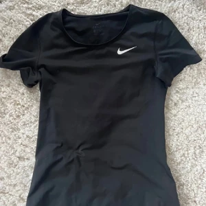 Tränings t- shirt  - Svart tränings tröja ifrån nike. Stolek xs💞