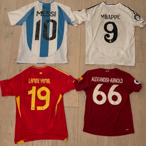 Fotbolls tröjor - Messi Argentina 🇦🇷 299kr.  mbappe real Madrid 249kr.  Lamine yamal spanien 🇪🇸 249kr.    Alexander Arnold liverpool 229kr     Sälj styck eller alla för ✨699kr✨