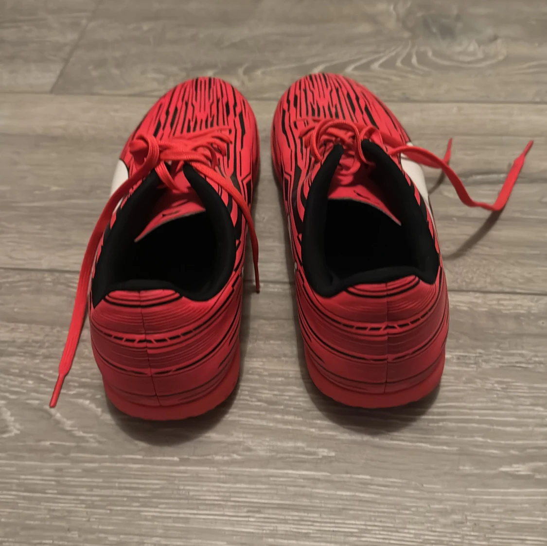 Röda fotbollsskor från Puma med svart mönster - 2