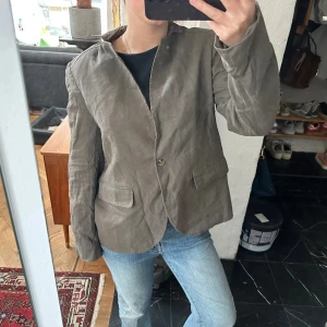 Kavaj Massimo Dutti - Så härlig somrig kavaj! Vet inte vad det är för material men ser ut som tjockt linne vilket gör den Såå somrig😍😍 Går även att vika upp ärmarna! 