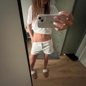 vita jeans shorts från HM stl 38  - Vanliga vita jeans shorts med en guld knapp fram, samt en dragkedja. Storlek 38, höft till höft 39cm. Säljer eftersom de är för stora för mig, pris kan diskuteras 💕💕
