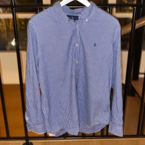Polo skjorta - Säljer denna snygga polo skjorta i storlek XL men den sitter mer som en M/L. Hör av er vid frågor eller funderingar, pris kan diskuteras vid snabb affär🤝💯