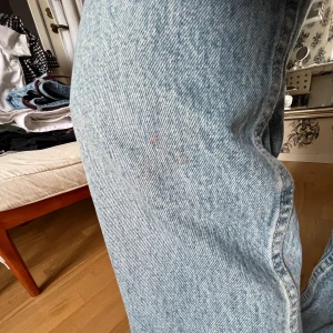 Zara Jeans - Säljer ett par jeans från zara som jag köpt på sellpy men inte satt som jag ville. En liten svag rosa fläck på knät men inget man lägger märke till,  pris kan diskuteras!