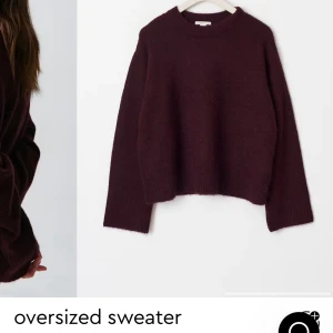 Vinröd stickad tröja - Mysig vinröd stickad tröja med  passform och rund hals. Tröjan har långa ärmar och breda ribbade muddar vid ärmslut och nederkant. Köpt för 259kr säljs för 130kr postas inom 1-2 dagar