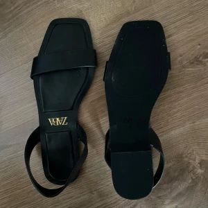 sandaler  - aldrig använda, storlek 39