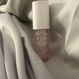Sol de Janeiro Brazilian Crush Cheirosa 68 - En fräsch och söt body mist från Sol de Janeiro med doft av brasiliansk jasmin och rosa drakfrukt. Flaskan är genomskinlig med ljusrosa vätska och har ett vitt lock med präglad logga. Perfekt för dig som älskar fruktiga och blommiga dofter. säljer för att den inte kommit till användning då jag inte är så förtjust i den blommiga doften🌸💐💕
