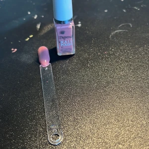 Rosa nagellack Depend - Nagellack från Depend i en mjuk, dammigt rosa nyans. Använd ca 1 gång