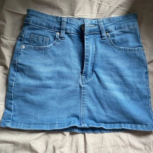 Blå jeanskjol  - Super fin kort jeans kjol sitter så fint 