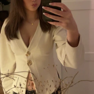 Fintröja med guldknappar - Säljer denna skit snygga beiga tröjan från gina med gulddetaljer!🩷🩷