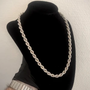 Cordell Halsband Äkta 925 Silver - Cordell halsband i äkta 925 silver, 50cm lång och 7mm bred, väger 32.2g! Kedjan är ihålig vilket ger den en tyngre- lyxigare look för endast en fraktion av priset! Stämplad och klar.