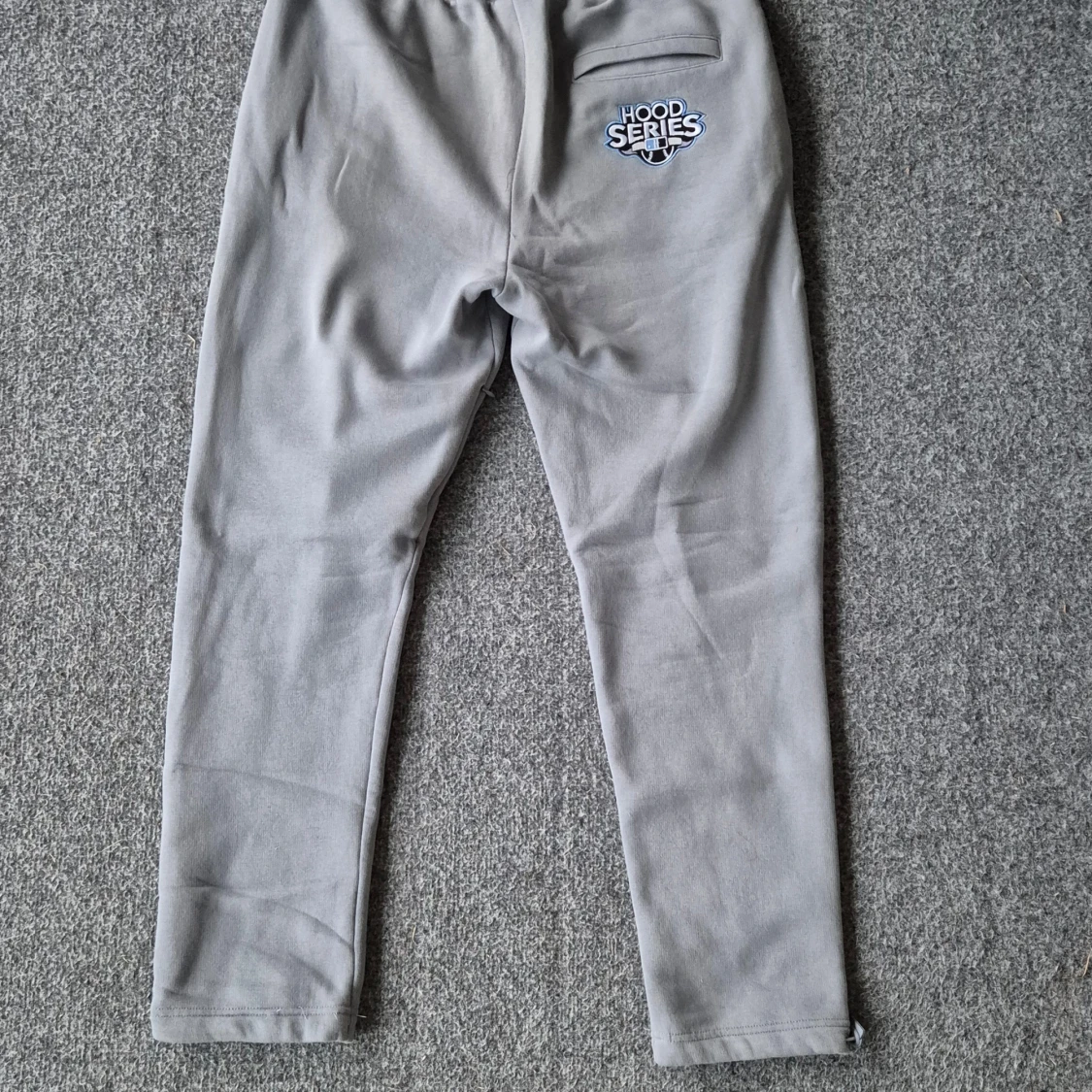 Grå mjukisbyxor och hoodie från Hoodrich - 3