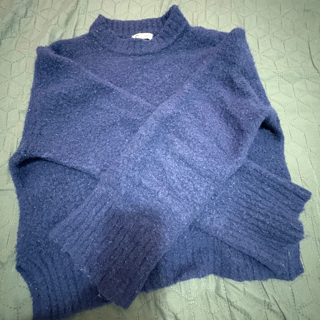 Mörkblå stickad tröja från C - 4