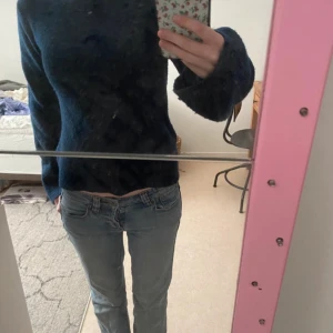 Stickad tröja - Ej mina bilder!! En marinblå stickad tröja från hm som ej kommer till användning, den är lite ”tajtare” i midjan och har vida armar, använd max 5 gånger💞