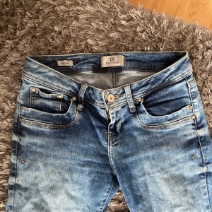 Ltb jeans - Ltb jeans i modellen valerie. Imprincip i nyskick, bortsett från en lagning i en av backfickorna som knappt syns. Strl w27 l32. Stretchiga i materialet. Hör av dig vid eventuella frågor ❤️😇