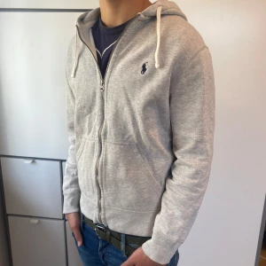 Ralph Lauren zip hoodie - Säljer en sjukt snygg Ralph Lauren hoodie med dragkedja. Storlek: S, modellen är 178cm lång & väger 70kg ~ sitter litet på honom | Skick: 8/10, inga defekter, en fräsch hoodie så att säga! | Nypris: 2300kr, vårat är 745 | Hojta till vid någon fundering 💭 