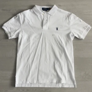 Ralph Lauren piké - Riktigt fet raffe piké i vit färg! 🙌 Som syns på bilderna så är den oanvänd med lappen kvar. Mer frågor privat!