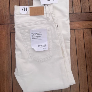 Vita jeansbyxor från Selected Homme - Säljer ett par vita jeansbyxor från Selected Homme i 100% ekologisk bomull. W33 L34 slim fit. Aldrig använda nyskick.