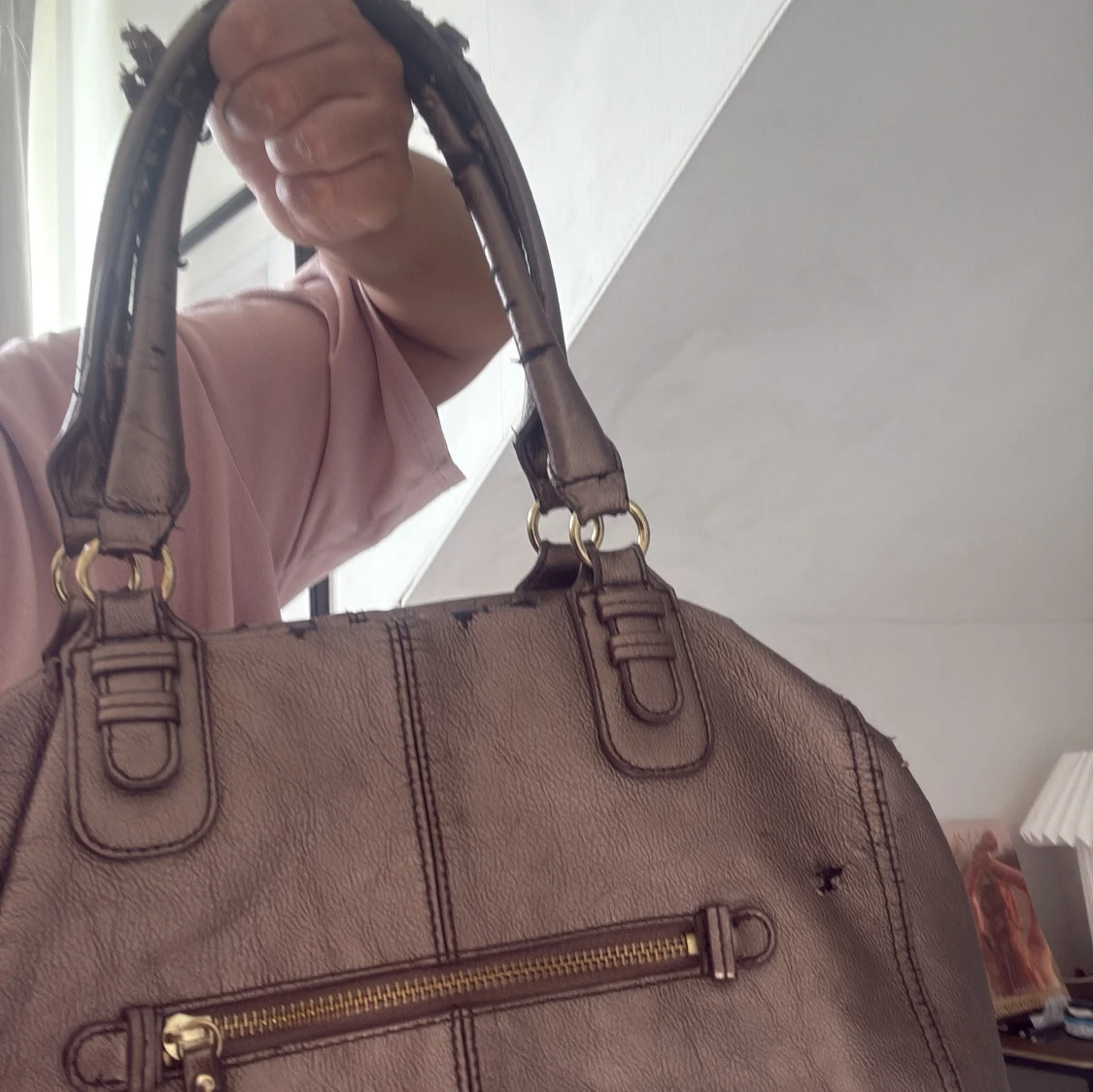 Bronsfärgad handväska med axelrem - 2