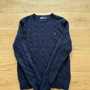 Polo Ralph lauren  - Fin tröja från märket polo ralph lauren med röd logga.   Mått: Längd 67 cm, bredd 50 cm  Rökfri: Ja   Storlek: M Skick: Väldigt bra ser ny ut  Frakt: skickas samma dag innan 20:00 Hör av er vid minsta fundering så svara jag på det inom 10 minuter.
