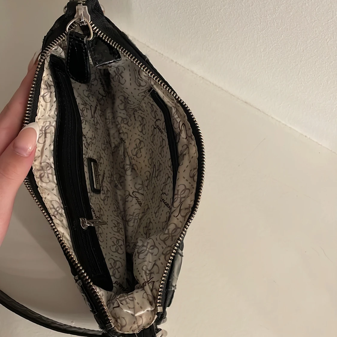 Svart axelväska från Guess med kedjedetaljer - 2