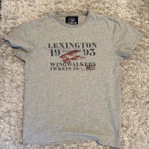 Grå Lexington T-Shirt - Säljer en väldigt snygg och elegant T-Shirt ifrån Lexington då jag rensar min garderob inför flytt! T-Shirten är i storlek S och sitter som en S/M. Om det finns några funderingar så är det bara att höra av sig!🙌🏼