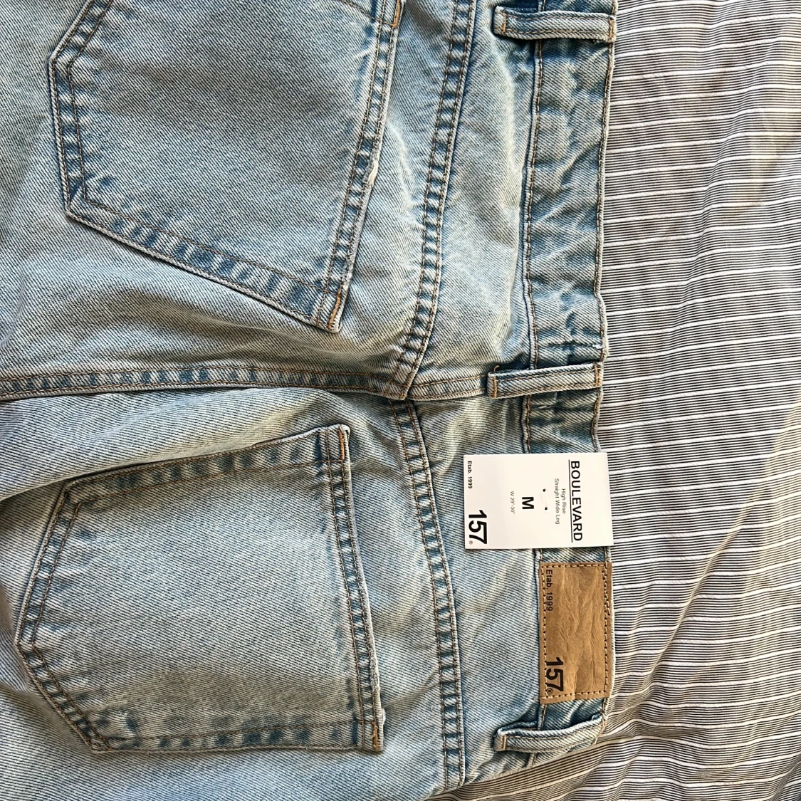 Ljusblå jeansbyxor med slitningar från 157 - 3