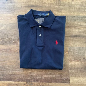 Blå Ralph lauren piké  - Kommer med tagg, ny, storlek m, jag skickar även samma dag som det blir köpt✨💫