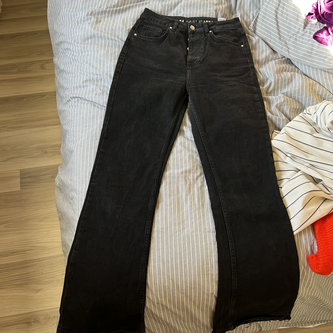 Svarta bootcut jeans med råa kanter