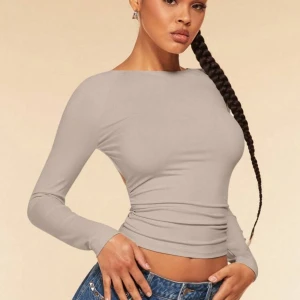 Beige långärmad topp med öppen rygg - Beige långärmad topp från SHEIN med tight passform och snygg öppen rygg. Tog i större storlek ut efter deras passform men den var alldeles för stor